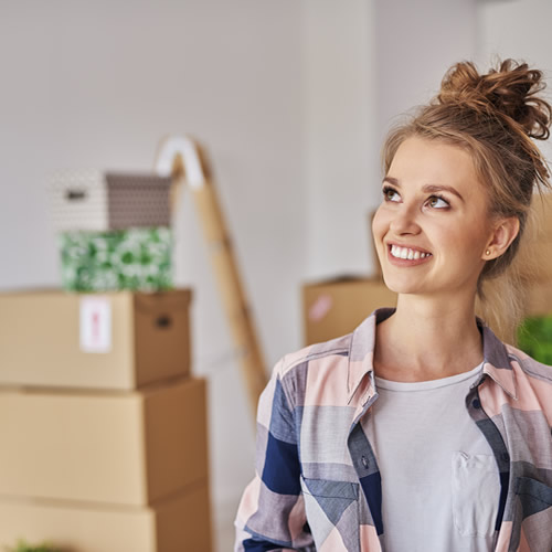Múdate Con Propósito. Dos personas con cajas listos para migrar o mudarse.