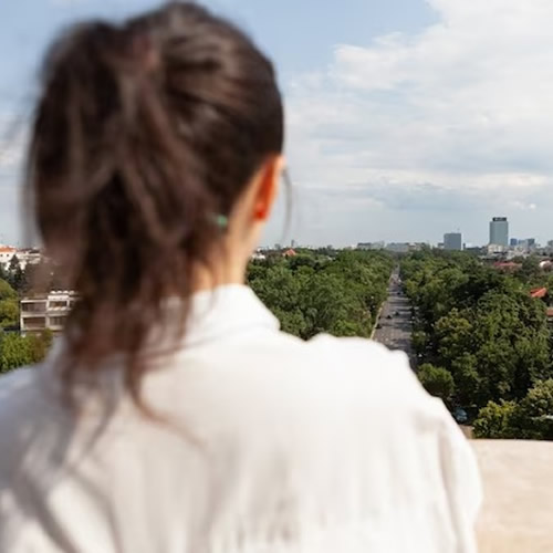 Quédate con propósito. Una persona mirando el horizonte o su lugar de residencia.
